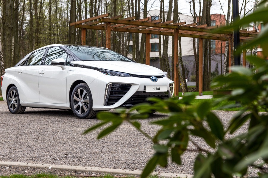 Biała Toyota Mirai