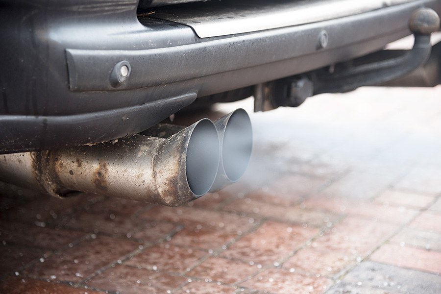 Spaliny diesla z rury wydechowej